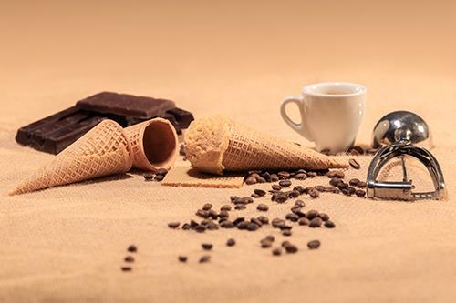  عکس استوک بستنی بادام با دانه های قهوه، شکلات و اسکوپ بستنی  
