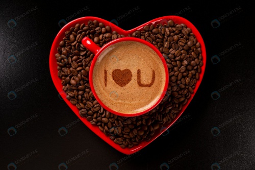  عکس استوک فنجان قهوه با آرت و بشقاب با دانه های قهوه به شکل قلب