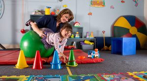 پاورپوینت نقش تمرین های حسی حرکتی بر مولفه های ذهنی و مغزی کودکان عادی و کودکان دارای اختلالات رشدی
