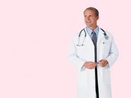 عکس استوک دکتر مرد با یونیفرم پزشکی