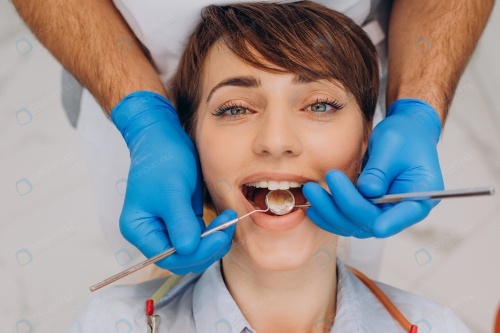  عکس دندانپزشک در حال معاینه دندان